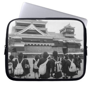 Asien, Japan, Kumamoto. Schulkinder bei Laptopschutzhülle