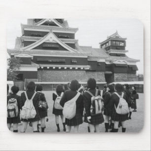 Asien, Japan, Kumamoto. Schulkinder bei Mousepad