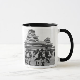 Asien, Japan, Kumamoto. Schulkinder bei Tasse
