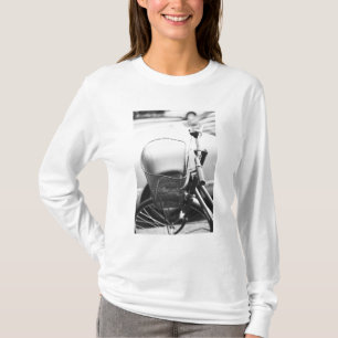 Asien, Japan, Tokio. Fahrkorb auf der Ginza T-Shirt