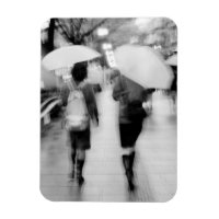 Asien, Japan, Tokio. Junge Frauen und Regenschirme