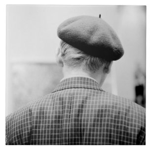 Asien, Japan, Tokio. Mann mit Beret, Metro in Toki Fliese