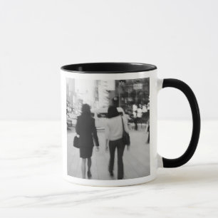 Asien, Japan, Tokyo. Junge Frauen auf dem Ginza. Tasse