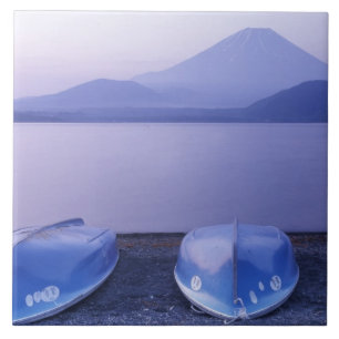 Asien, Japan, Yamanashi, Ruderboote auf dem Motosu Fliese