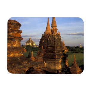 Asien, Myanmar, Bagan. Alte Tempel und Magnet