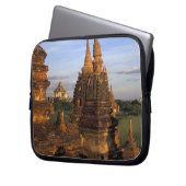 Asien, Myanmar, Bagan. Antike Tempel und Laptopschutzhülle (Vorderseite Links)