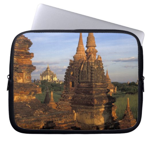 Asien, Myanmar, Bagan. Antike Tempel und Laptopschutzhülle (Vorderseite)