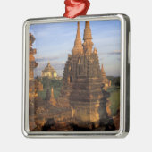 Asien, Myanmar, Bagan. Antike Tempel und Silbernes Ornament (Links)