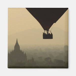 Asien, Myanmar, Bagan, Ballon über Tempeln von Magnet