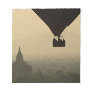 Asien, Myanmar, Bagan, Ballon über Tempeln von Notizblock