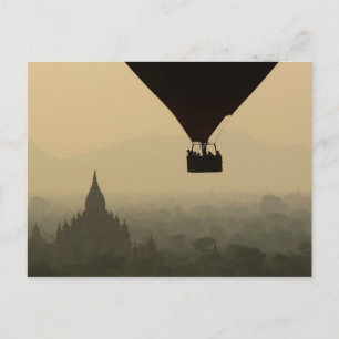 Asien, Myanmar, Bagan, Ballon über Tempeln von Postkarte