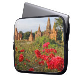 Asien, Myanmar (Birma), Bagan (Heide). Ein Bagan Laptopschutzhülle (Vorderseite Links)
