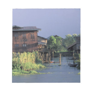 Asien, Myanmar, Inle-See. Ein schwimmendes Dorf au Notizblock