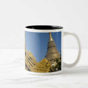 Asien, Myanmar, Yangon. Goldene Stupa von Shwedago Zweifarbige Tasse