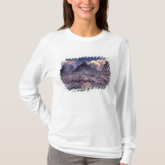 Asien, Pakistan, Karakoram Range, Broad und T-Shirt (Vorderseite)