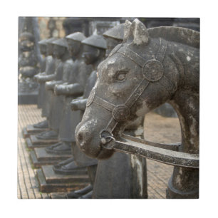 Asien, Vietnam. Figuren und Pferdestatuen Fliese
