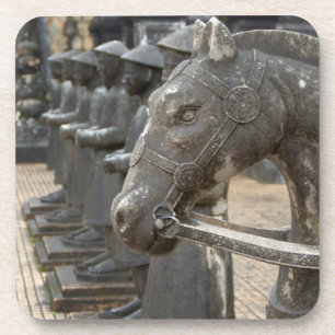 Asien, Vietnam. Figuren und Pferdestatuen Getränkeuntersetzer