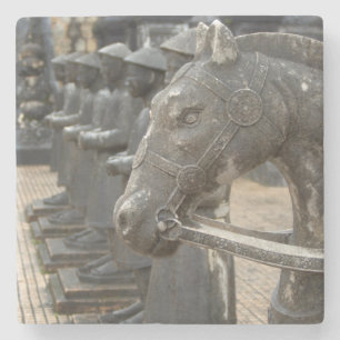 Asien, Vietnam. Figuren und Pferdestatuen Steinuntersetzer