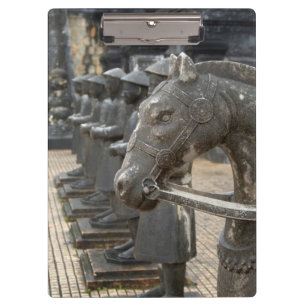 Asien, Vietnam. Figurinen und Pferdestatuen Klemmbrett