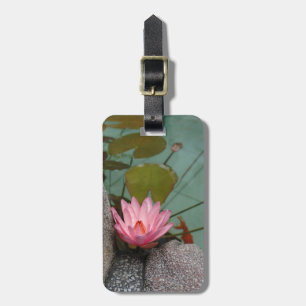 Asien, Vietnam. Wasserlilie in einem Tempelteich Gepäckanhänger