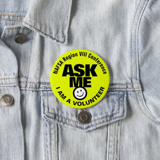 Ask me I am a volunteer bright yellow green black Button (Beispiel)