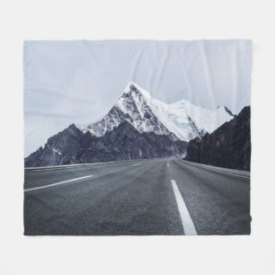 Asphaltstraße vor Schnee-Berg Fleecedecke
