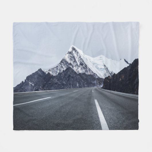 Asphaltstraße vor Schnee-Berg Fleecedecke (Vorderseite (Horizontal))