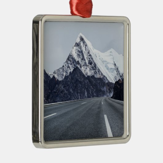 Asphaltstraße vor Schnee-Berg Ornament Aus Metall (Rechts)