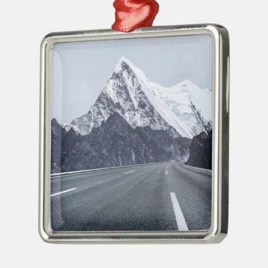 Asphaltstraße vor Schnee-Berg Ornament Aus Metall (Links)