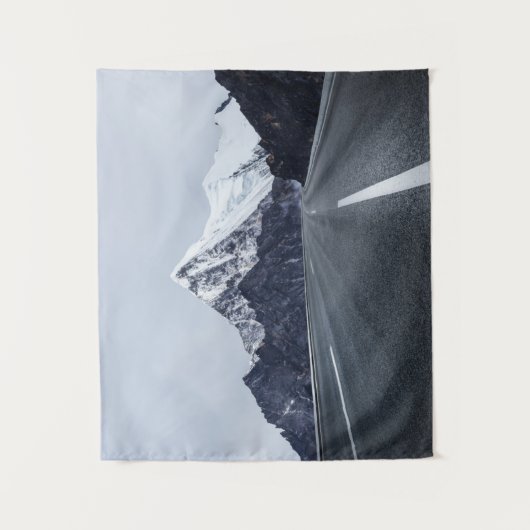 Asphaltstraße vor Schnee-Berg Wandteppich (Vorderseite)