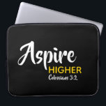ASPIRE HIGHER Inspiration Christlich Schwarz Laptopschutzhülle<br><div class="desc">Inspirationsbotschaft - Aspire Higher - mit Schriftzeichen Colossians 3:2 "Set deinen Geist auf die Dinge oben". Eine motivierend Nachricht, einfach aber stilvoll dargestellt. Text ist vollständig anpassbar, sodass Sie mit Ihrer eigenen Lieblingsnachricht und Scripturreferenz personalisieren können, oder Sie können verlassen, wie es ist. Ein großartiges Geschenk das ganze Jahr über...</div>