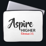 ASPIRE HIGHER Inspiration Christliche Schrift Laptopschutzhülle<br><div class="desc">Inspirationsbotschaft - Aspire Higher - mit Schriftzeichen Colossians 3:2 "Set deinen Geist auf die Dinge oben". Eine motivierend Nachricht, einfach aber stilvoll dargestellt. Text ist vollständig anpassbar, sodass Sie mit Ihrer eigenen Lieblingsnachricht und Scripturreferenz personalisieren können, oder Sie können verlassen, wie es ist. Ein großartiges Geschenk das ganze Jahr über...</div>