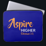 ASPIRE HIGHER Inspirational Christlich Blue Laptopschutzhülle<br><div class="desc">Inspirationsbotschaft - Aspire Higher - mit Schriftzeichen Colossians 3:2 "Set deinen Geist auf die Dinge oben". Eine motivierend Nachricht, einfach aber stilvoll dargestellt. Text ist vollständig anpassbar, sodass Sie mit Ihrer eigenen Lieblingsnachricht und Scripturreferenz personalisieren können, oder Sie können verlassen, wie es ist. Ein großartiges Geschenk das ganze Jahr über...</div>