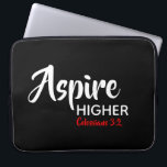 ASPIRE HIGHER Schwarz Inspiration Christlich Laptopschutzhülle<br><div class="desc">Inspirationsbotschaft - Aspire Higher - mit Schriftzeichen Colossians 3:2 "Set deinen Geist auf die Dinge oben". Eine motivierend Nachricht, einfach aber stilvoll dargestellt. Text ist vollständig anpassbar, sodass Sie mit Ihrer eigenen Lieblingsnachricht und Scripturreferenz personalisieren können, oder Sie können verlassen, wie es ist. Ein großartiges Geschenk das ganze Jahr über...</div>