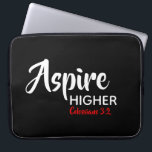 ASPIRE HIGHER Schwarz Inspiration Christlich Laptopschutzhülle<br><div class="desc">Inspirationsbotschaft - Aspire Higher - mit Schriftzeichen Colossians 3:2 "Set deinen Geist auf die Dinge oben". Eine motivierend Nachricht, einfach aber stilvoll dargestellt. Text ist vollständig anpassbar, sodass Sie mit Ihrer eigenen Lieblingsnachricht und Scripturreferenz personalisieren können, oder Sie können verlassen, wie es ist. Ein großartiges Geschenk das ganze Jahr über...</div>