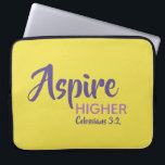 ASPIRE HÖHER Inspiration Christlich gelb Laptopschutzhülle<br><div class="desc">Inspirationsbotschaft - Aspire Higher - mit Schriftzeichen Colossians 3:2 "Set deinen Geist auf die Dinge oben". Eine motivierend Nachricht, einfach aber stilvoll dargestellt. Text ist vollständig anpassbar, sodass Sie mit Ihrer eigenen Lieblingsnachricht und Scripturreferenz personalisieren können, oder Sie können verlassen, wie es ist. Ein großartiges Geschenk das ganze Jahr über...</div>