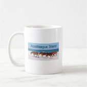 Assateague Insel (Ponys auf Strandlogo) Kaffeetasse (Links)