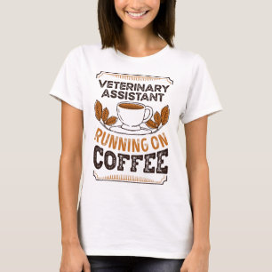 Assistentin für Veterinärwesen, der mit Coffee C T-Shirt