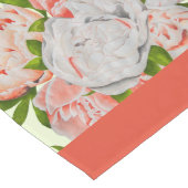 Assortierte Peonies auf einem Tischläufer (Ecke)