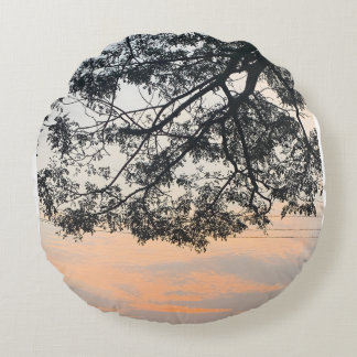Ästhetische Baum-Silhouette vor pastellfarbenem So Rundes Kissen