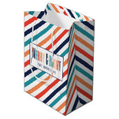 Ästhetische Weihnachten Retro Merry & Bright Mittlere Geschenktüte (Vorderseite Schrägansicht)