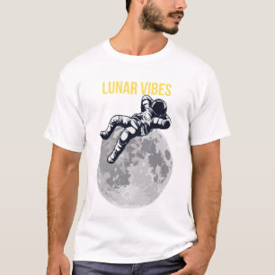 Ästhetischer Astronaut entspannt auf dem Mond Luna T-Shirt