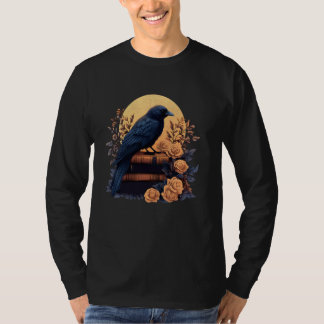 Ästhetischer gotischer Rabe auf einem Stapel alter T-Shirt