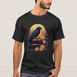 Ästhetischer gotischer Rabe auf einem Stapel alter T-Shirt