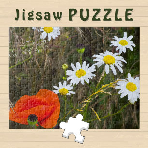 Ästhetisches Foto von blühenden Gänseblümchen und Puzzle
