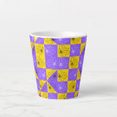 Ästhetisches geometrisches Schachbrett Muster Milchtasse (Vorderseite)