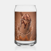 Ästhetisches Glas mit Schokoladensplash-Eiskaffee (Vorderseite)
