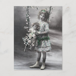 Ästhetisches Mädchen mit ihrer Puppe Vintage Schwa Postkarte