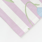 Ästhetisches pastellrosa gestreiftes Muster mit Bl Fleecedecke (Ecke)