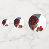 Ästhetisches Stillleben mit reifen Kirschen auf we Konfetti (Vorderseiten)